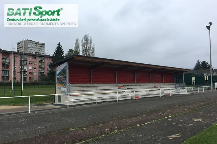 Tribune de stade a belfort vue du terrain.