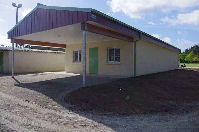 Construction de vestiaires sportifs avec club house au breil sur merize.