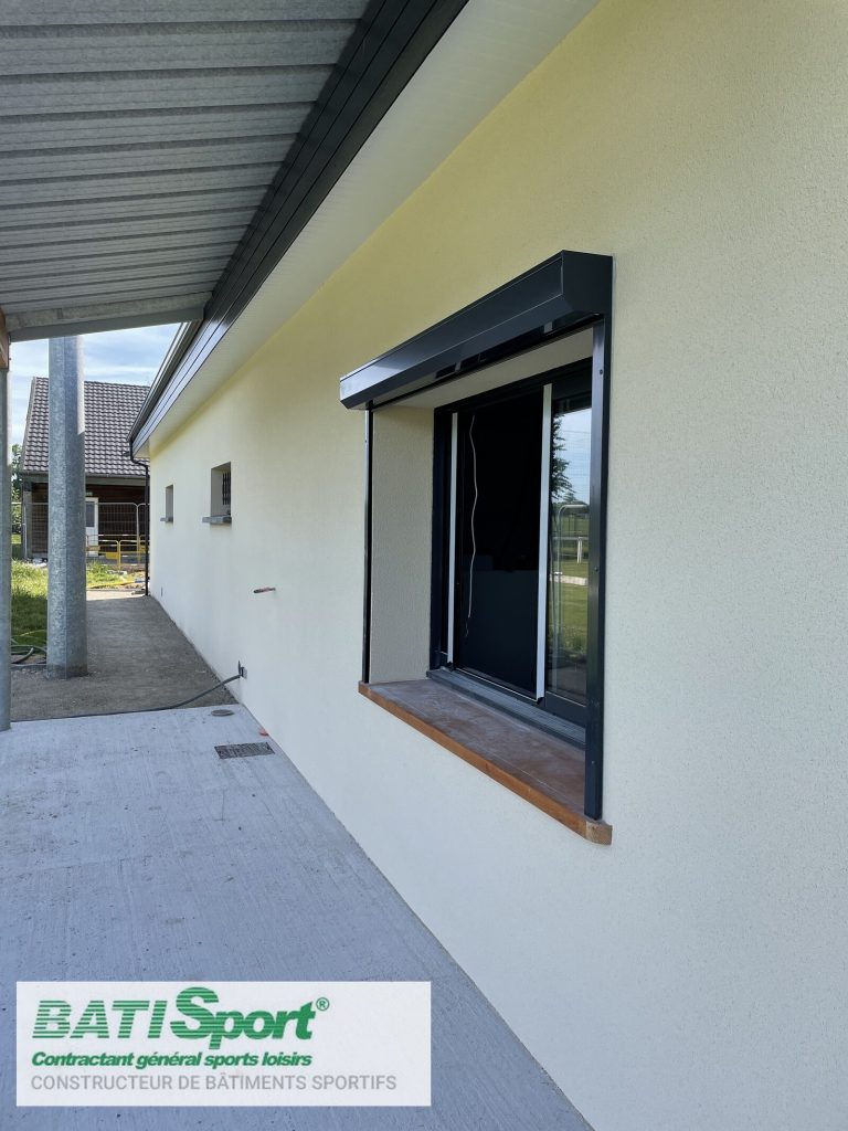 Fenetres et auvent des vestiaires.