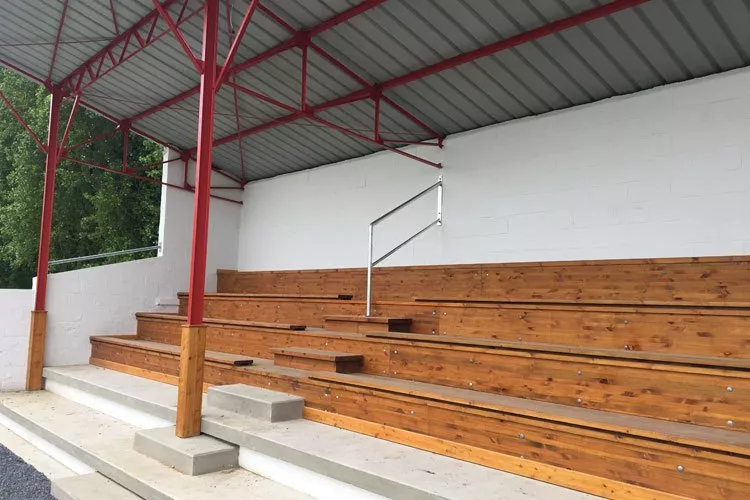 Gradins de la tribune de stade de maignelay montigny apres renovation par batisport.