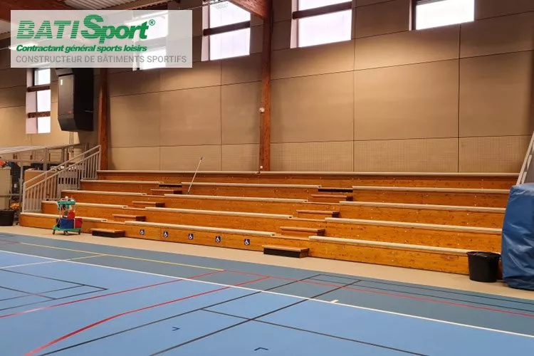 Gradins en bois au gymnase pierre rouziere le mans.