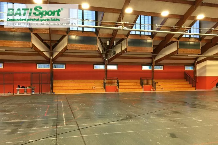 Gradins en bois dans le gymnase des bruzacques.