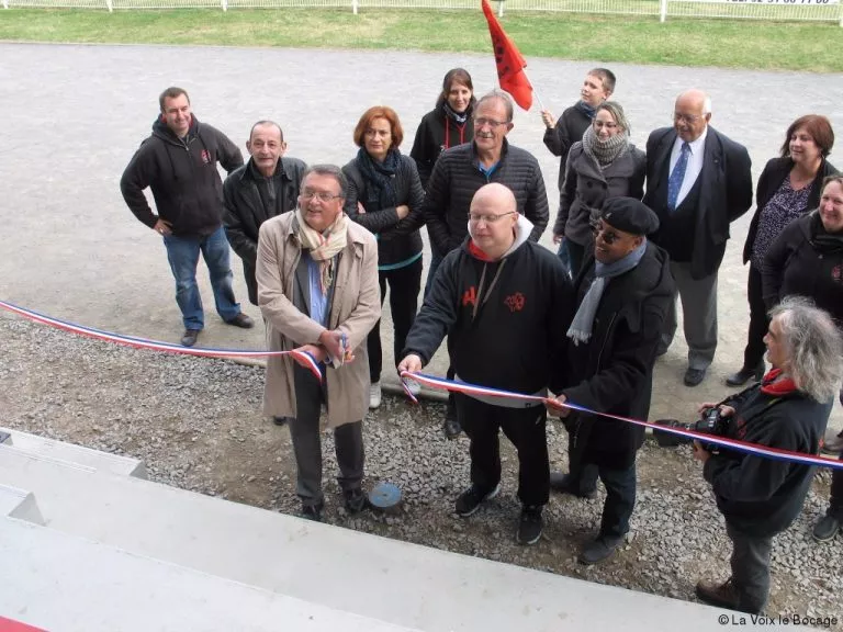 Le maire de vire normandie marc andreu sabater participe a linauguration de la nouvelle tribune du stade de rugby la voix du bocage.