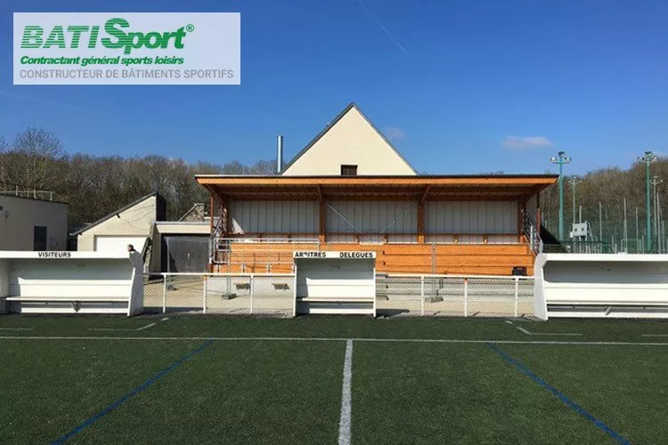 Tribune de stade de nandy et terrain de football.