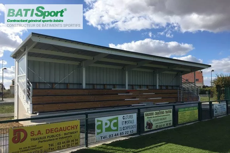 Tribune de stade et terrain de football.