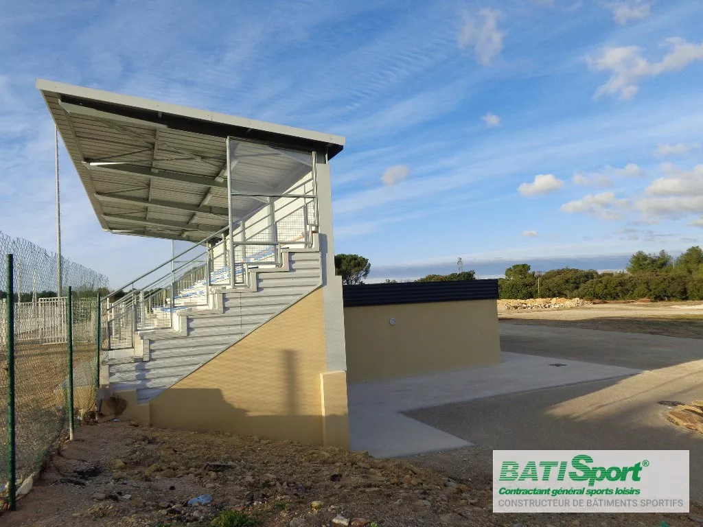 Tribune de stade sur projet vestiaires tribunes de grans vue de cote.