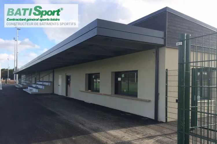 Tribune vestiaires stade foot plouhinec batisport.