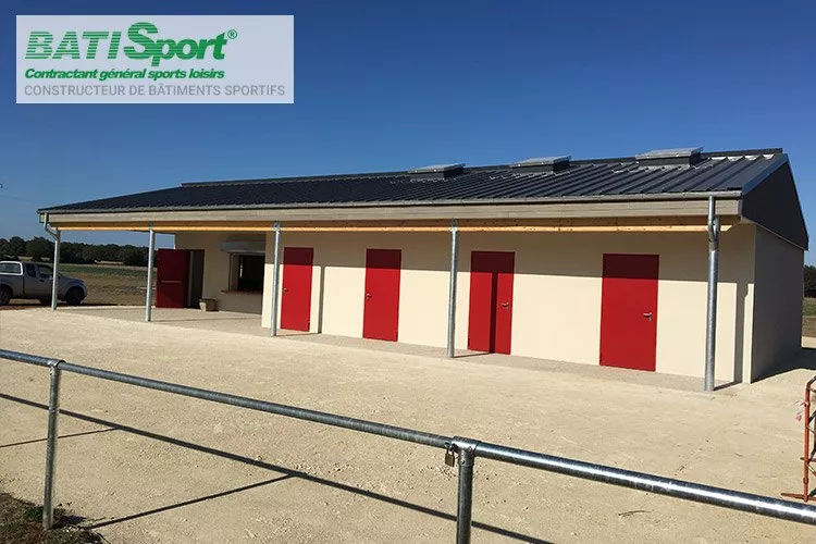 Vestiaires de football de blanzay vus du terrain.