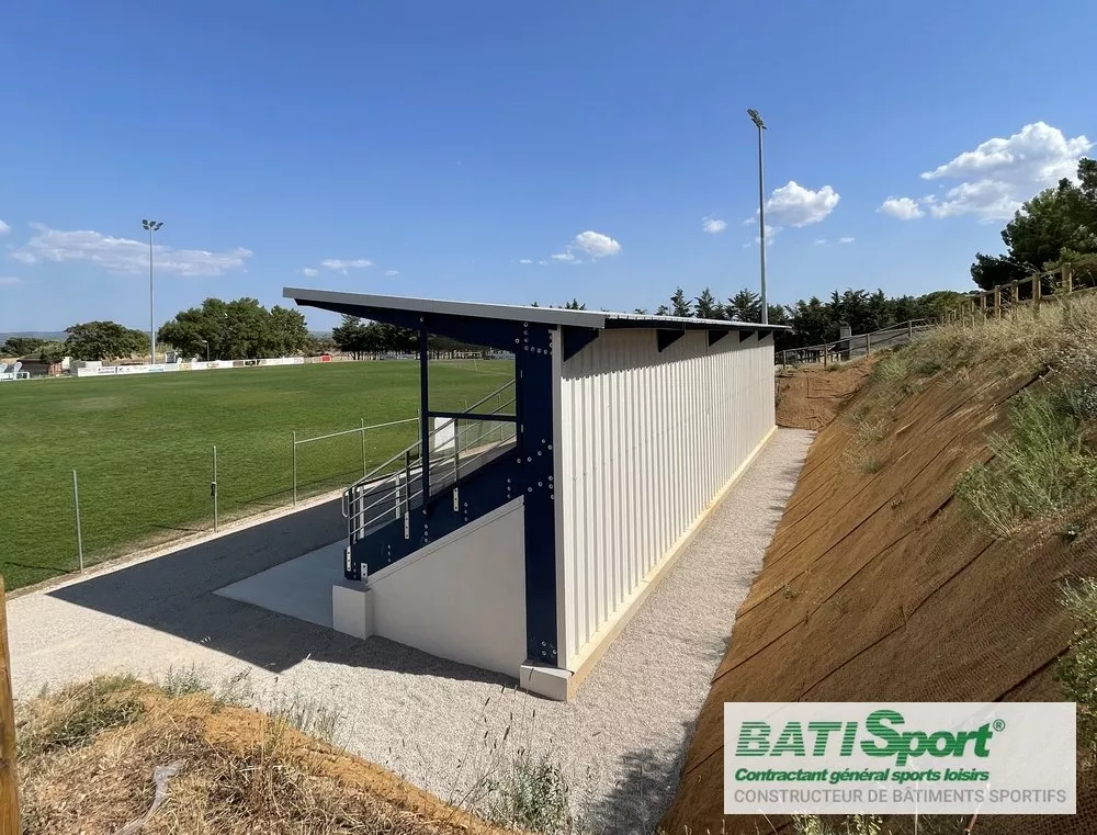 Vue arriere de la tribune du stade de lestagnol.