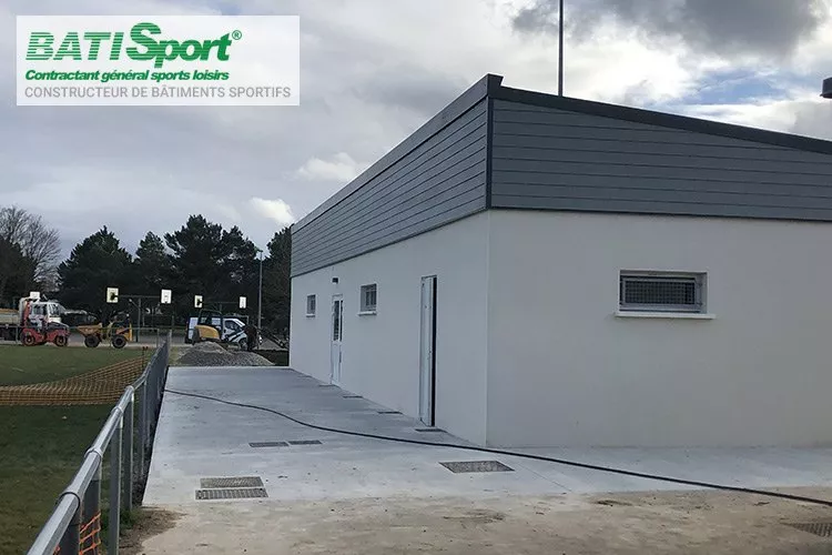 Vue exterieur du batiment vestiaire du complexe sportif de jaunay clan.