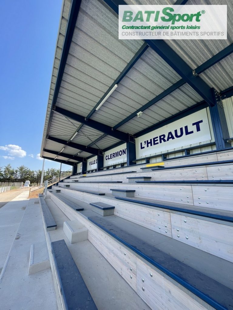 Vue rapprochee de la tribune du stade de lestagnol.