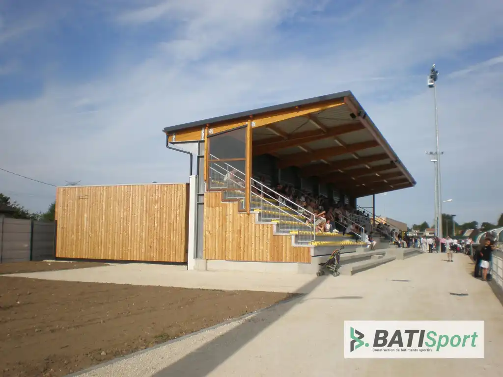 Construction des tribunes du stade de montmorillon par batisport.