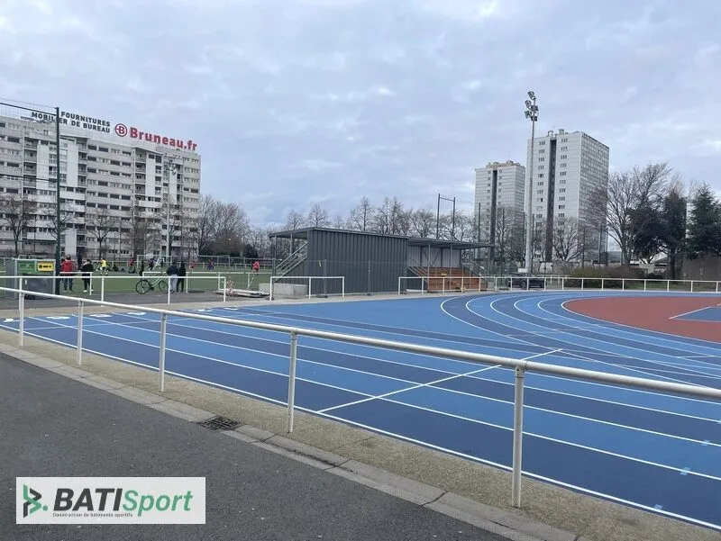 piste d'atlhétisme le long de la mini tribune double