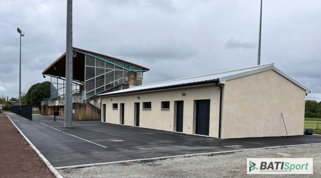 Vue extérieure des vestiaires modulaires de Saint Juery (81)